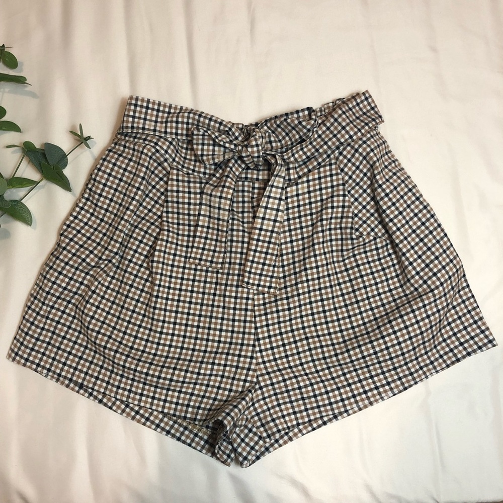 H&M plaid pleated shorts, size 2, bow tie front, high waisted